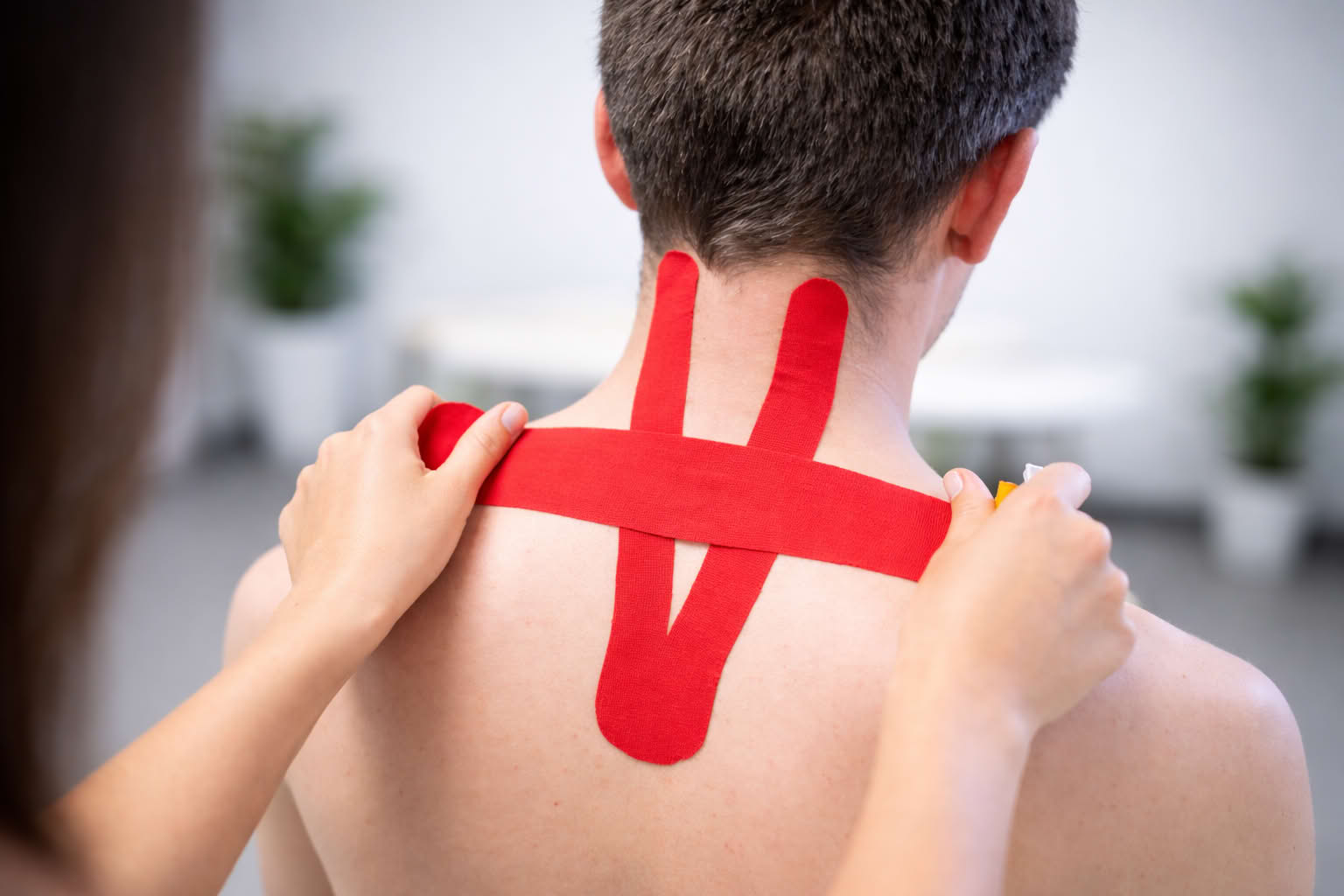 Tejpování zad a šíje – aplikace tejpu na záda